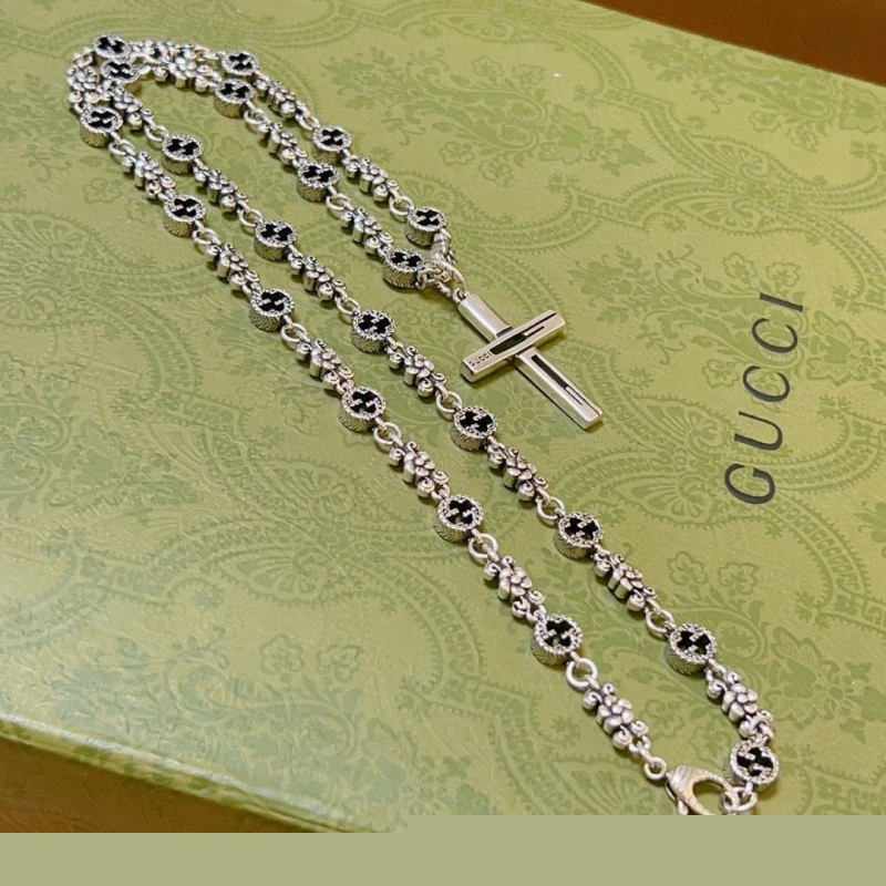 G*u*i necklaces